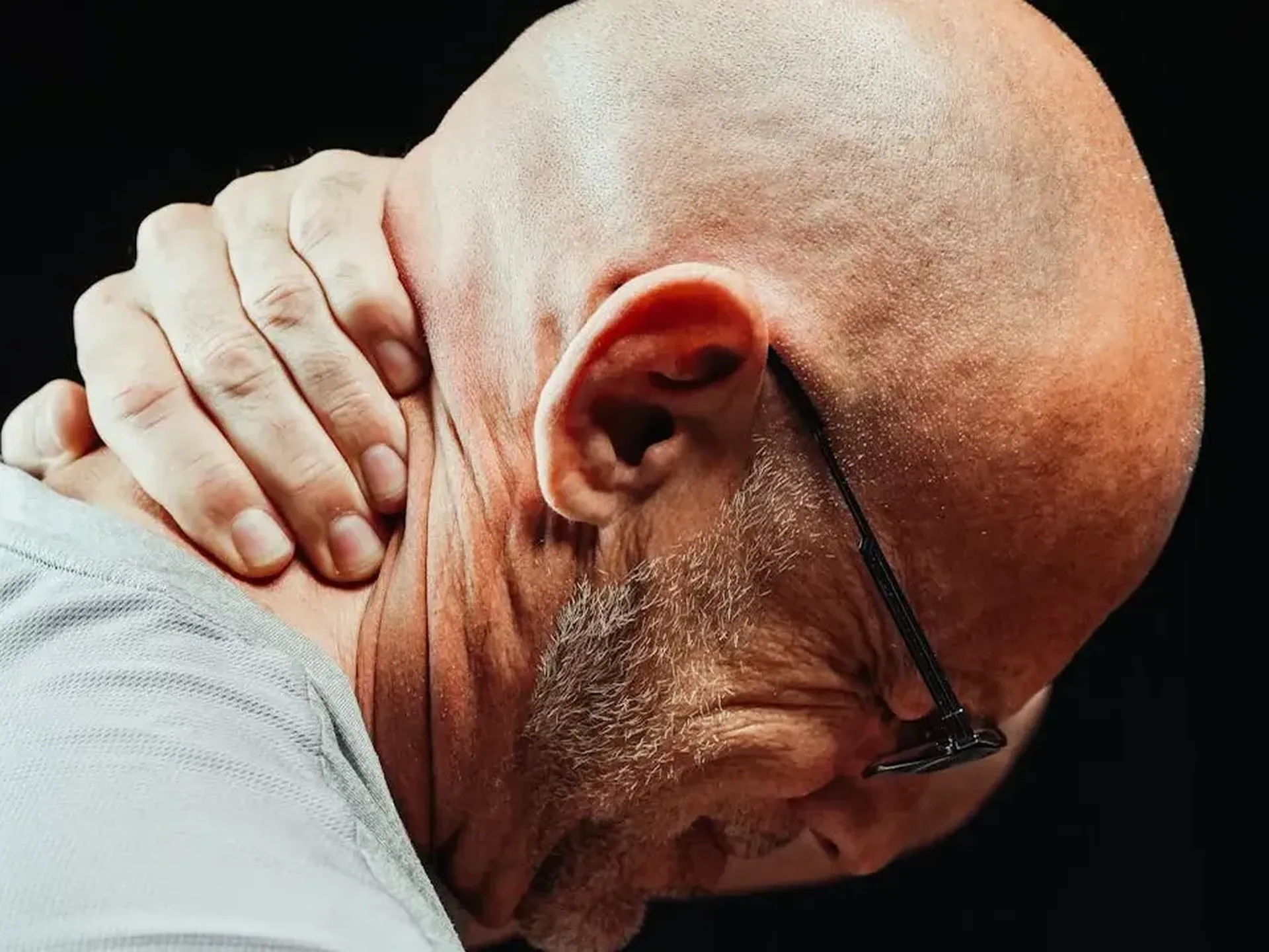 Man touching thinning scalp representing hair loss treatment services offered by Dentamed Holidays partner clinics in Vietnam