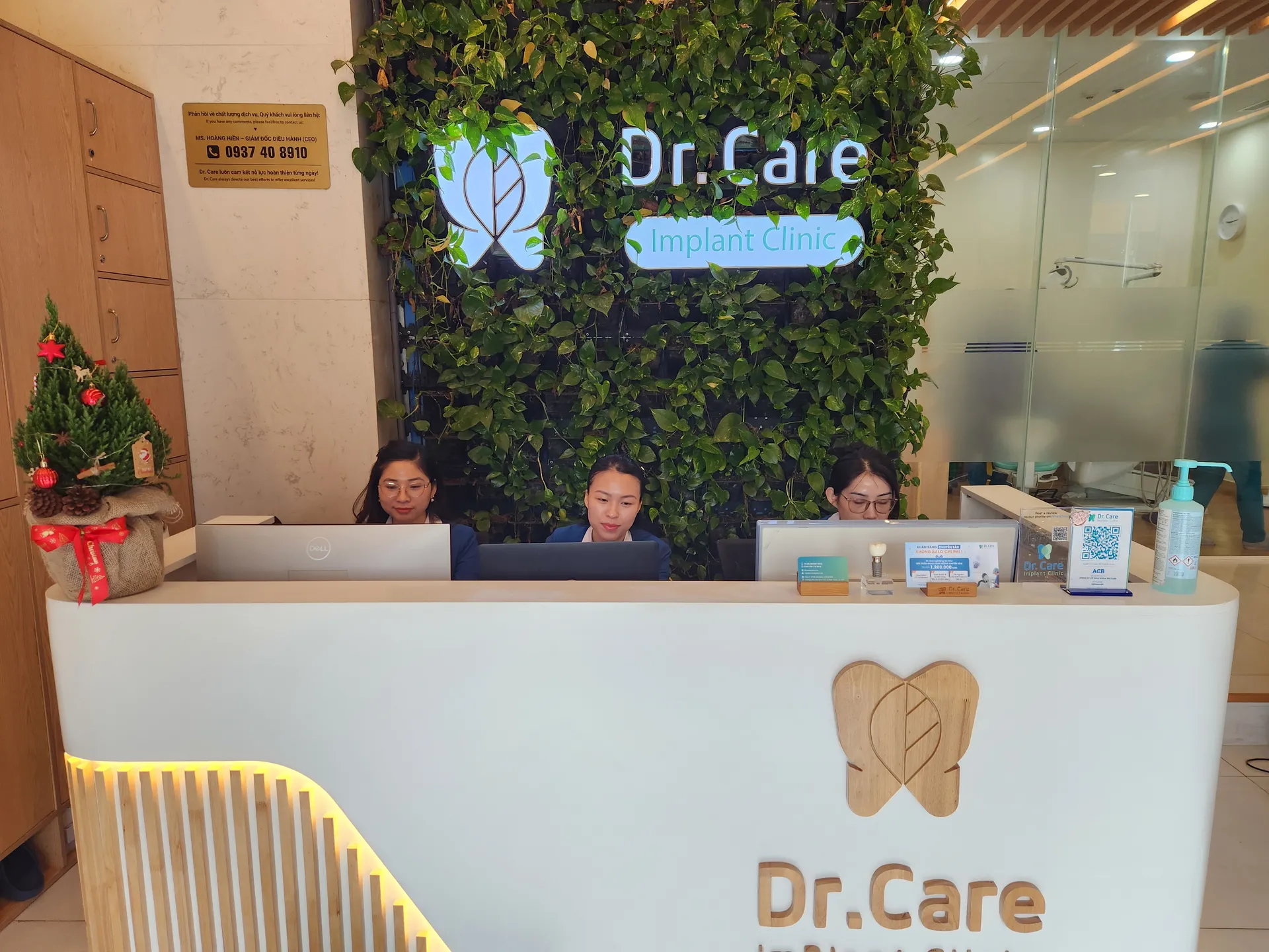 image of the reception at Dr Care Implant Clinic in Ho Chi Minh City, a popular travel destination in Vietnam
