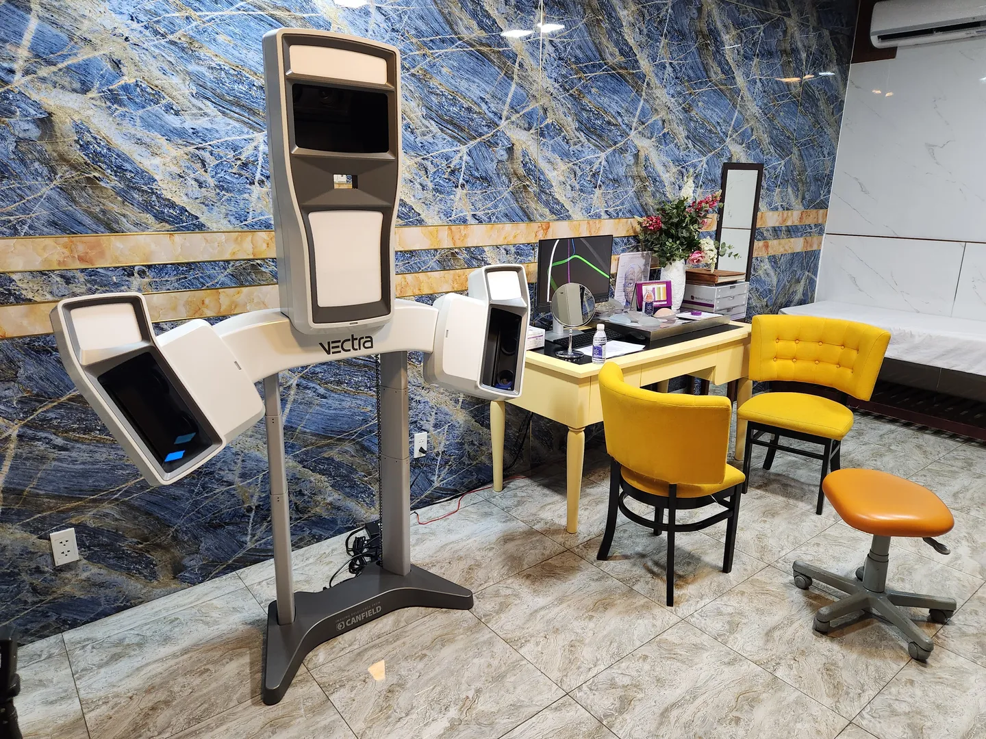 Image of Vectra 3D imaging system used in EMCAS cosmetic surgery hospital for a preview of surgery results