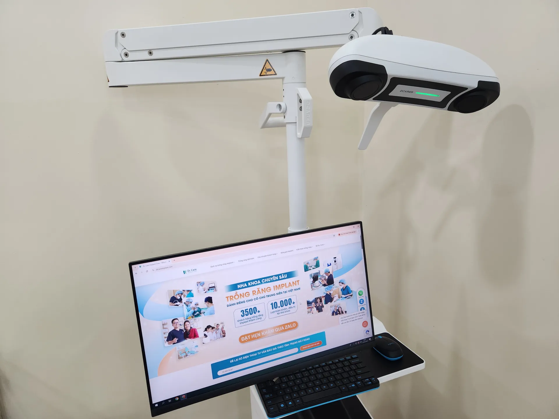 Image of a device using CAD/CAM technology at Dr. Care Implants Clinic, used for precise design, manufacture and fitting of dental implants, crowns and veneers