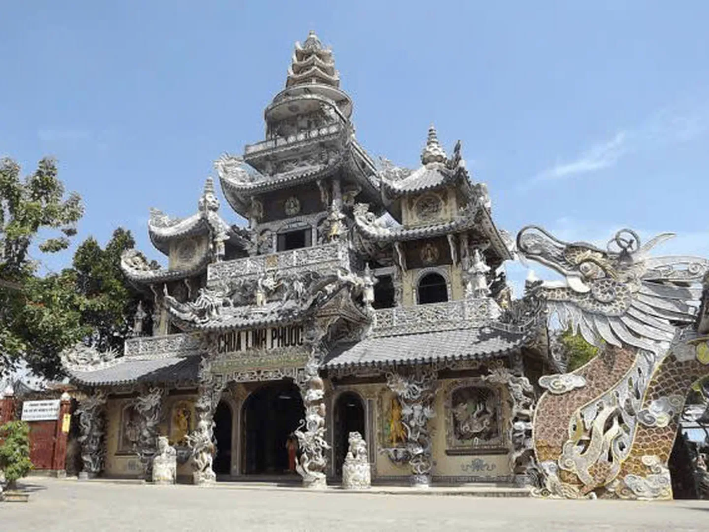  Discover the colourful Linh Phuoc Pagoda in Da Lat 