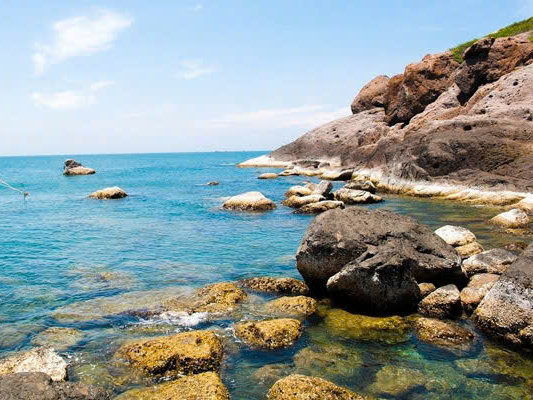  Snorkelling in the clear waters of Vinh Hy Bay 